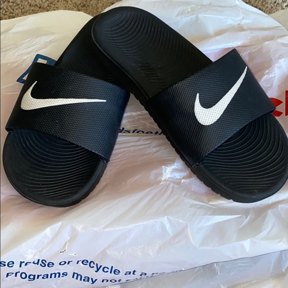 Nike boys black sandals